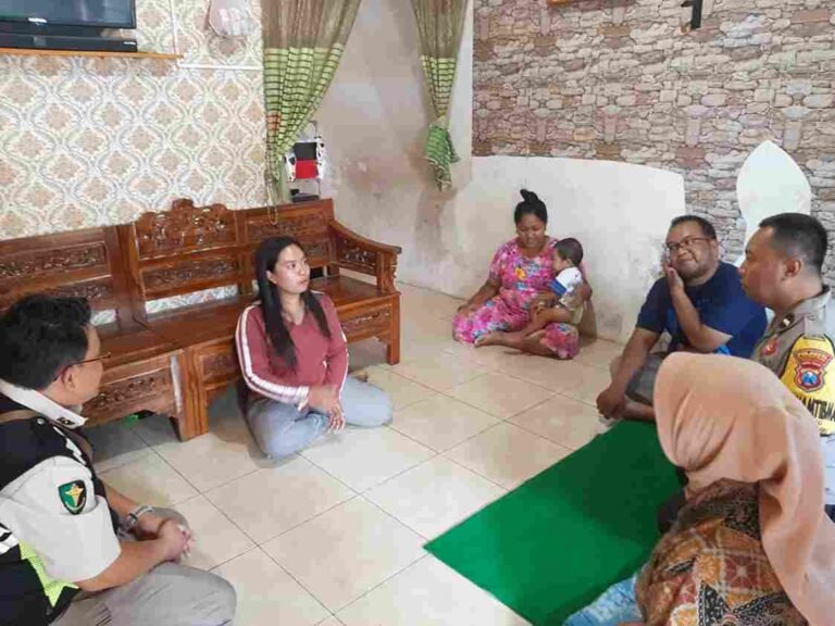 Sebelum Operasi, Tim Medis Polresta Malang Kota Sambangi Aqil, Bocah Penderita Atresia Ani