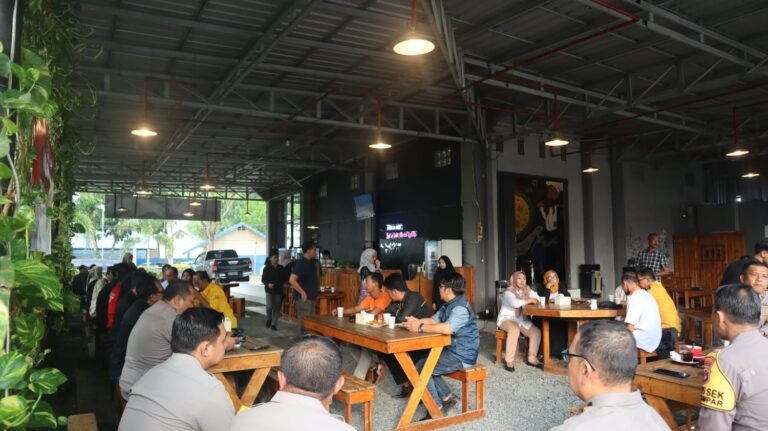 Kapolres Tanah Laut Gelar Ngupi Bakisahan Bersama Warga Untuk Silaturohmi Dalam Rangka Pemilu Damai 2024