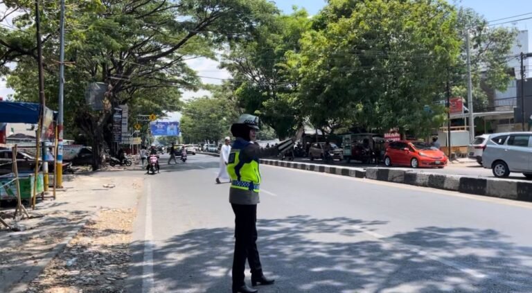 Polwan Ditlantas Polda Sulsel Amankan Arus Lalin di Seputar Masjid, Jemaah Aman Berangkat dan Kembali dari Shalat Jumat