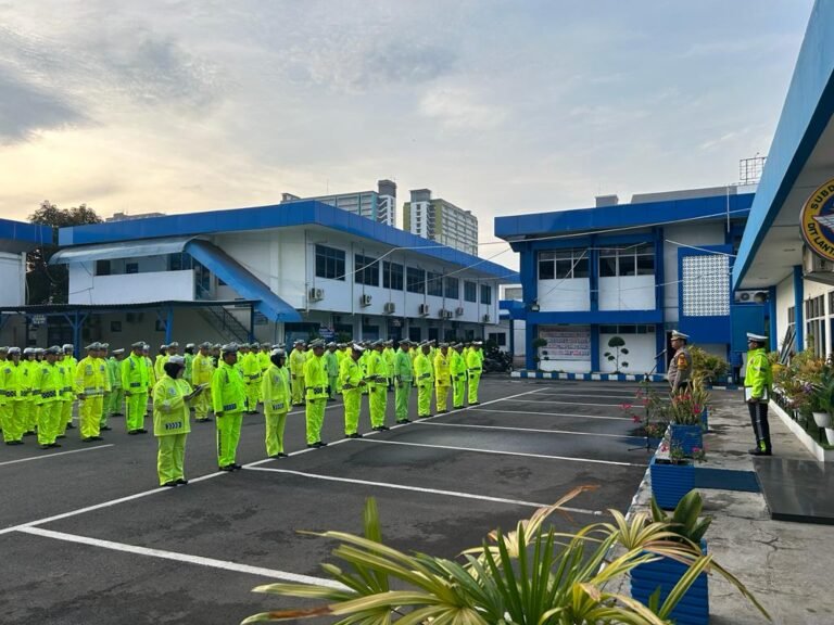 SIAP BERTUGAS DI MUSIM HUJAN, DITLANTAS SULSEL GELAR APEL JAS HUJAN