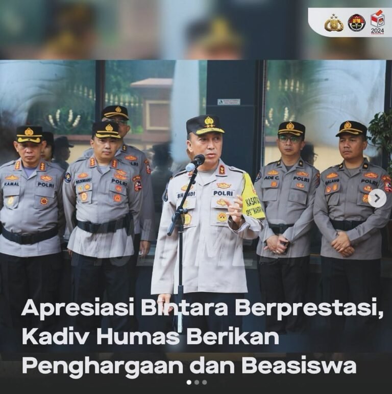 Irjen Sandi Nugroho Berikan Beasiswa untuk Enam Anggota Terbaik Divisi Humas Polri