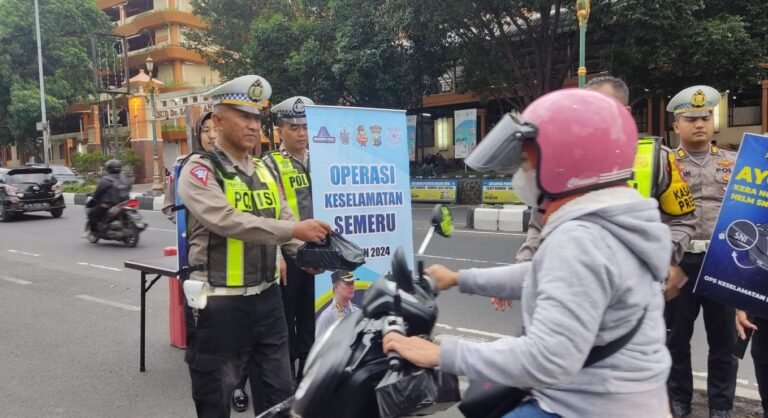 Ops Keselamatan Semeru 2024 di Bulan Ramadhan Polresta Malang Kota Berbagi Takjil Ajak Pengendara Tertib Lalin