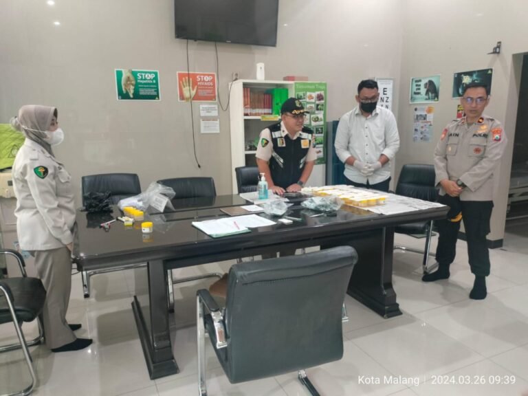 Dokkes Polresta Malang Kota Tes Urine 34 GTT SMAN 2 Kota Malang