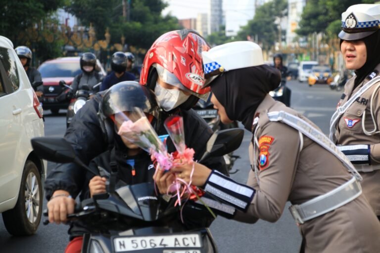 Polwan Cantik Kota Malang Bagikan Bunga dan Coklat ke Pengendara