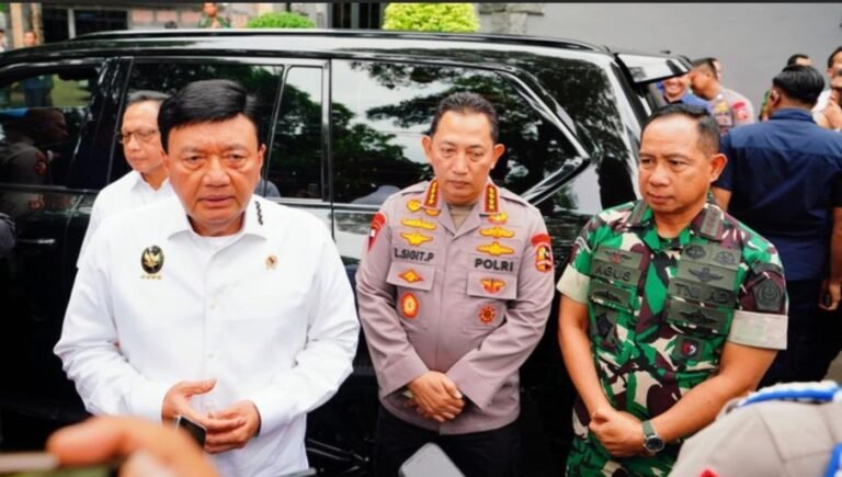 Kapolri Pastikan Pilkada Serentak 2024 Aman, Minta Semua Terima Hasil   Kapolri Jenderal Listyo Sigit Prabowo menegaskan pelaksanaan Pilkada serentak 2024 di seluruh Indonesia masih berjalan aman. Dia meminta semua pihak untuk senantiasa mengedepankan persatuan dan kesatuan. Hal tersebut disampaikan Jenderal Sigit usai melakukan monitoring Pilkada serentak 2024 di Subden Denma Mabes TNI, Jakarta Pusat, Rabu (27/11/2024). Turut hadir di lokasi di antaranya Menkomdigi Meutya Hafid, Mendagri Tito Karnavian, Kapolri Jenderal Listyo Sigit Prabowo, hingga Panglima TNI Jenderal Agus Subiyanto.  “Berdasarkan pemantauan bersama, dari posko pengamanan, tadi barusan menteri-menteri terkait, semuanya masih terpantau relatif aman,” kata Jenderal Sigit di lokasi.  Namun demikian, Jenderal Sigit meminta jajarannya untuk tetap waspada hingga proses penghitungan suara. Dia juga meminta mereka tetap siaga khususnya di daerah rawan.  “Namun demikian kita tetap waspada pasca dari hasil penghitungan nanti, khususnya di wilayah wilayah yang memang sudah menjadi pantauan kita terkait dengan yang kerawanannya tinggi di beberapa titik yang sudah dikeluarkan oleh Kabaintelkam maupun dari Bawaslu dan beberapa tambahan yang ada dua paslon,” jelasnya.   Jenderal Sigit mengajak semua orang untuk sama-sama menyerukan Pilkada yang damai. Dia menegaskan persatuan dan kesatuan menjadi yang utama.  “Tentunya kita, tentunya selalu menyerukan agar Pilkada bisa berjalan lancar aman dan damai. Persatuan dan kesatuan selalu menjadi hal yang utama. Kita berdoa agar seluruh pelaksanaan pemilu bisa diterima oleh seluruh pihak dan kemudian tentunya ini menjadi harapan kita semua,” jelasnya.  Selaras, Menko Polkam Budi Gunawan menambahkan situasi Pilkada serentak 2024 masih berjalan kondusif. Namun demikian, dia menyebut ada beberapa daerah di Indonesia yang melakukan pencoblosan susulan menyoal bencana alam yang terjadi.  “Ada beberapa titik wilayah yang memang perlu dilakukan pemungutan susulan karena ada eskalasi terkait dengan bencana alam baik itu karena gunung berapi longsor atau karena banjir,” jelasnya.  Kendati demikian, Budi Gunawan menyebut gangguan keamanan di daerah tersebut telah bisa diatasi oleh aparat keamanan.  “Sudah bisa diatasi oleh aparat TNI Polri dan insyaallah semuanya akan bisa dituntaskan sesuai dengan target yang ditentukan,” ujarnya.