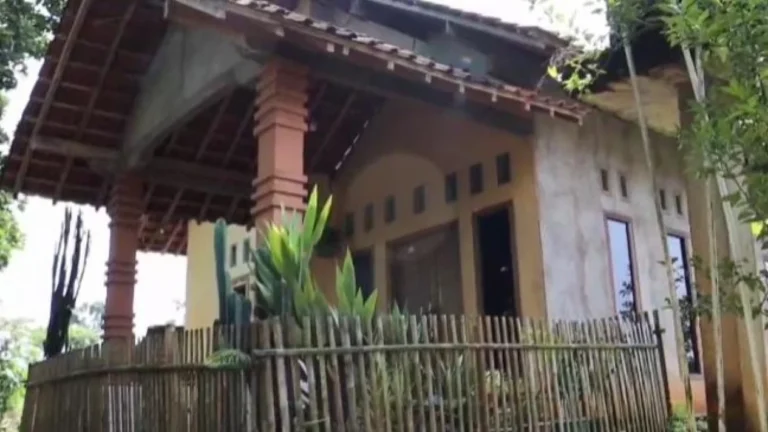 Viral Rumah Sederhana Kapolsek yang Gugur Saat Penggerebekan Sabung Ayam, Lewat Gang, Berpagar Bambu