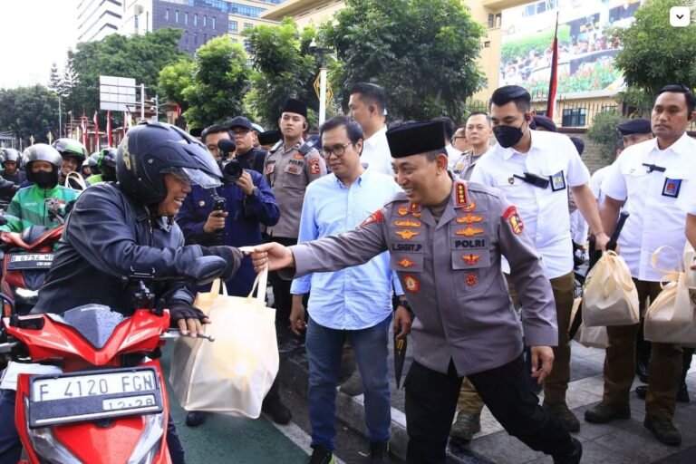 Bikin  Masyarakat Antusias Saat Kapolri Turun Langsung Berbagi Ribuan Takjil di Depan Mabes Polri