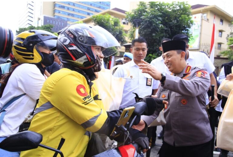 Masyarakat Antusias Saat Kapolri Turun Langsung Berbagi Ribuan Takjil di Depan Mabes Polri