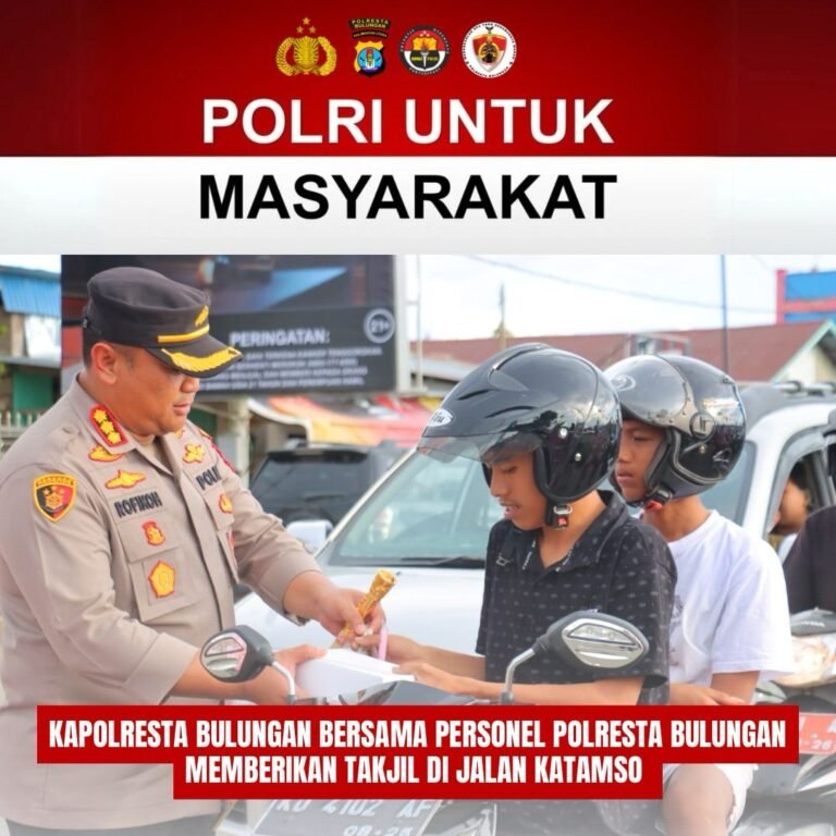 Kapolresta Bulungan dan Ibu Ketua Bhayangkari Cabang Kota Bulungan Bagikan Takjil di Bulan Suci Ramadan