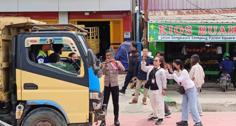 Polresta Bulungan dan Polsek Jajaran Gencarkan Pembagian Bendera Merah Putih Jelang HUT ke-80 RI
