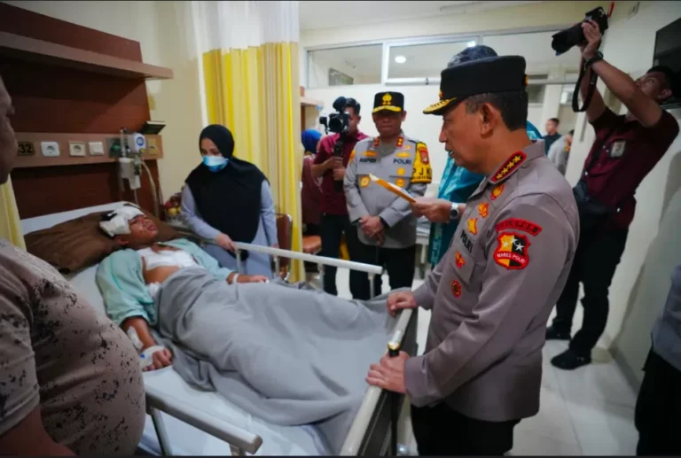 Jenguk Korban Ledakan SMAN 72 Kelapa Gading di Rumah Sakit, Kapolri Ungkap 29 Korban Masih Dirawat Intensif