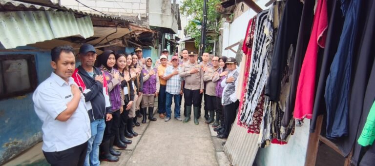 Tim Trauma Healing Polri Bersama Relawan UI Hadir Bersama Warga Pascabanjir di Cilincing