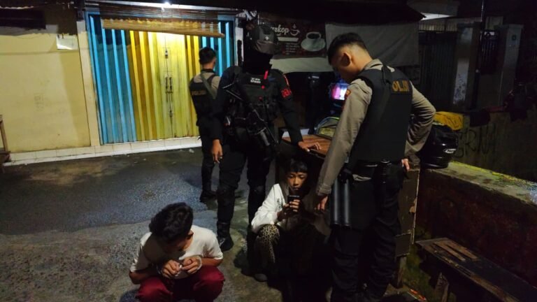 MCI MEDIA : Patroli Gabungan Brimob–Polres Jaktim Sita Sejumlah Sajam, Rencana Tawuran Digagalkan