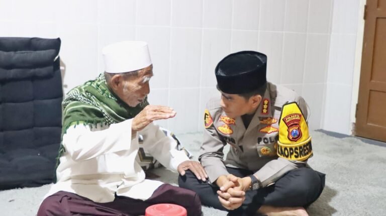 Kapolresta Banyuwangi melaksanakan Silahturahmi di kediaman KH. Suyuti Ponpes Mansya’ul Huda Tegaldlimo